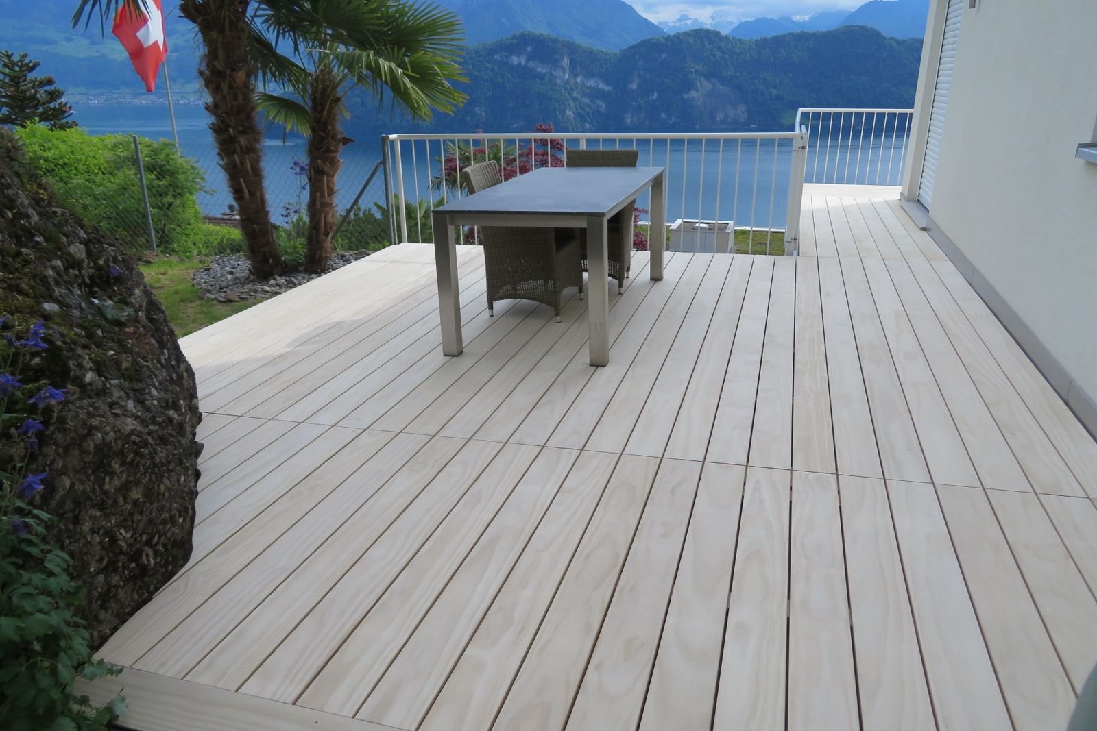 Holzterrasse mit Aussicht auf den Vierwaldstättersee